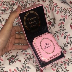 Too Faces Diamond Light highlighter